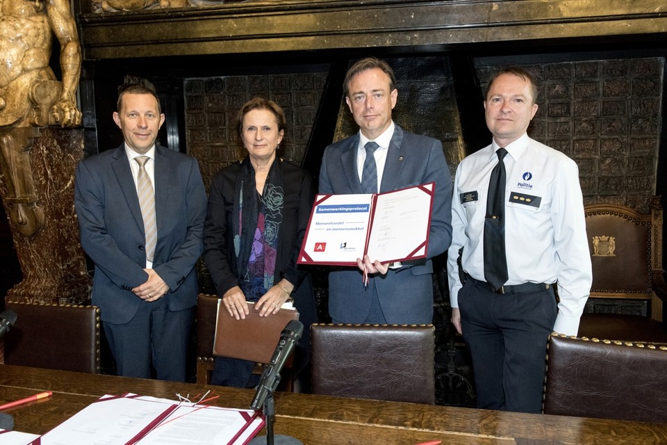 Procureur Anne-Marie Gepts en burgemeester Bart De Wever hebben net het protocol over mensenhandel en -smokkel ondertekend. Naast hen Antwerps hoofdcommissaris Danny Decraene en Antwerps korpschef Serge Muyters (rechts). 