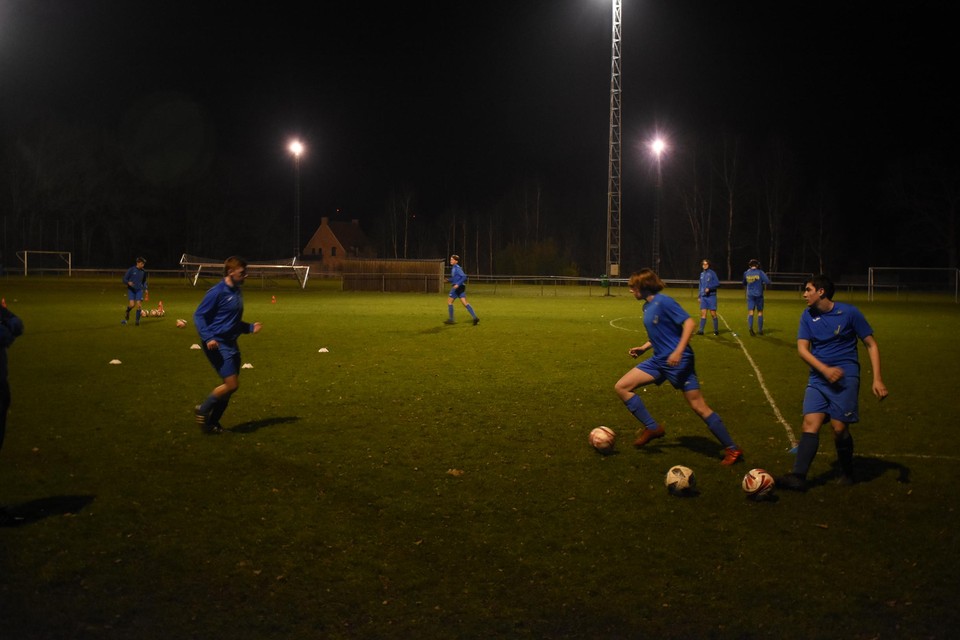 De jeugdspelers ouder dan 13 mogen intussen ook opnieuw trainen.