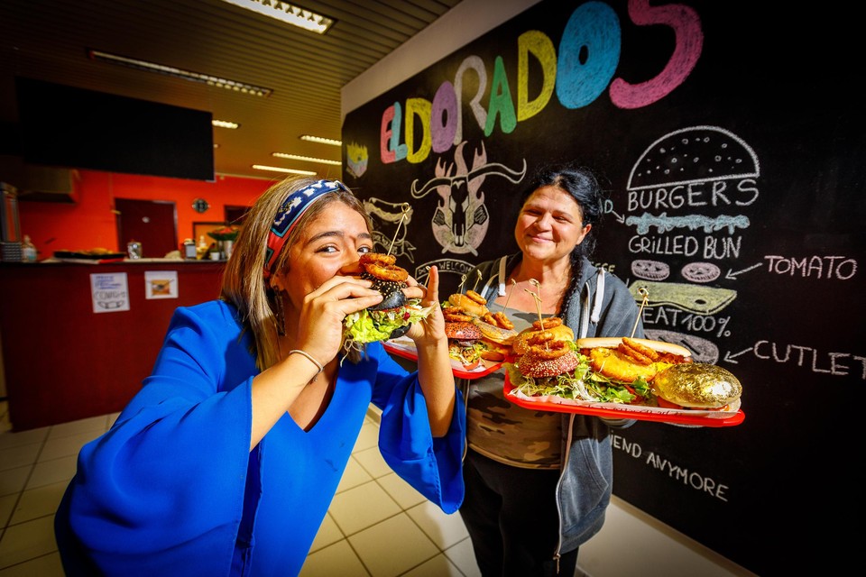 Donka Stankovski (rechts) met haar vers bereide hamburgers. Jobstudent Ibtissam Chabouni proeft er eentje.