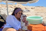 thumbnail: Laureen en Lily-Noor op hun favoriete plek: het strand. 