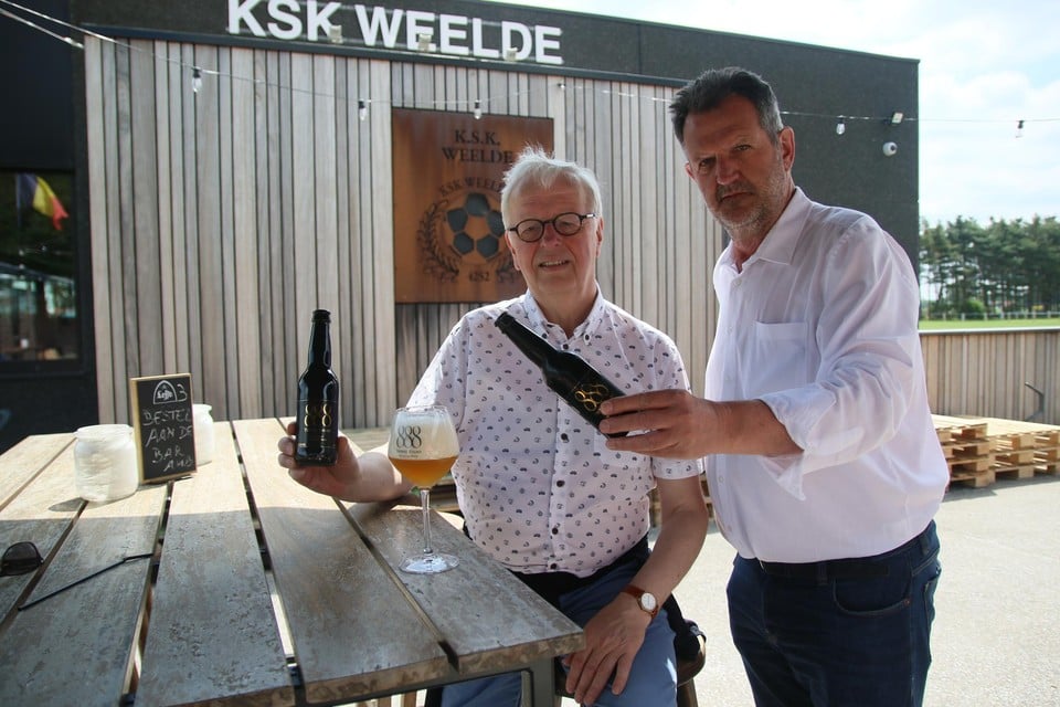Burgemeester Walter Luyten en VTM-journalist Patrick Van Gompel klinken met Tripel888 op de opening van de zomerbar aan de kantine van KSK Weelde.