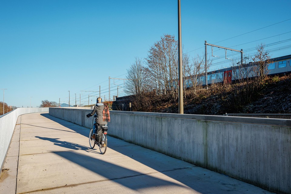 De nieuwe fietsbrug aan de Brusselsesteenweg. De verbinding met de Kruisbaan moet nog gebeuren. 