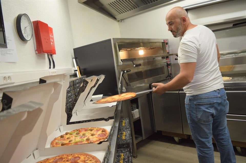 Sergio Demir in actie. Doordat ze zich op pizza’s focussen, moeten ze nu ook geen frituurolie meer verversen.  