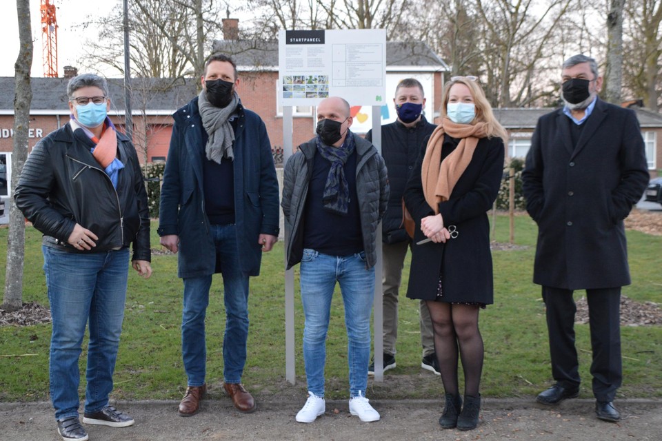 Burgemeester Harry Hendrickx (rechts) met het schepencollege voor het startpaneel van de wandeling in Westmalle.