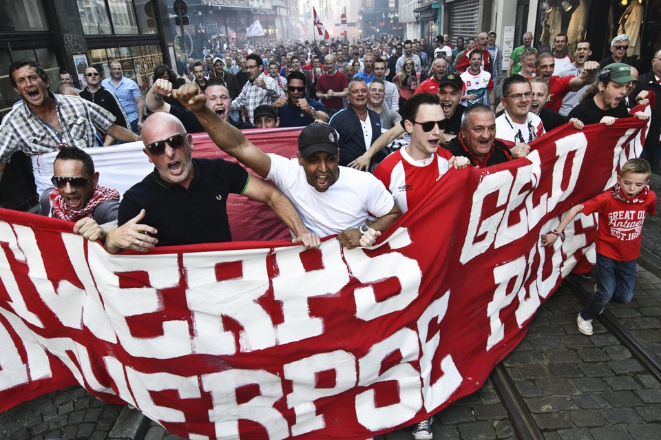De optocht naar het stadhuis: de supporters wilden een Antwerpse ploeg, met Antwerps geld.