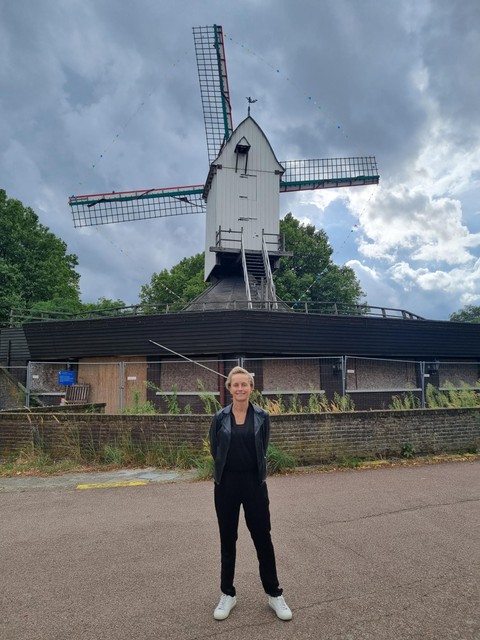 Schepen Annick De Ridder poseert voor molen ’t Veertje. “De molen blijft op Linkeroever”, zegt ze.  