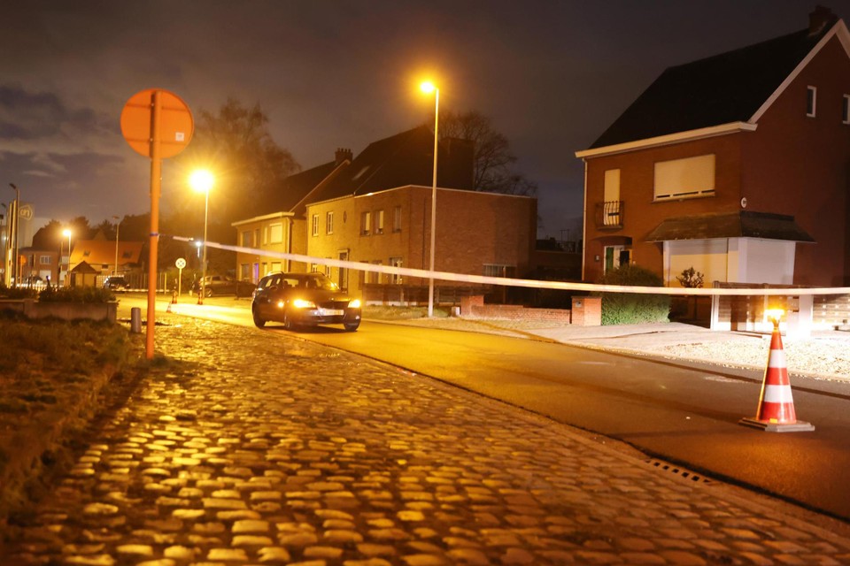 Hoe het slachtoffer onder de wagen belandde, is voorlopig onduidelijk.