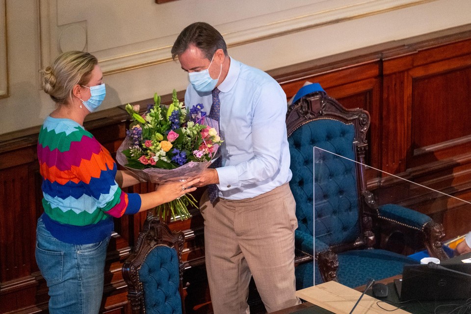 Piryns received flowers from the city council from mayor Bart De Wever. 