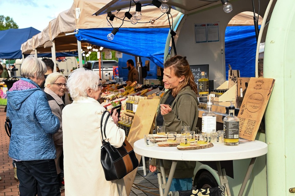 Tijdens de Boerenmarkt maakten bezoekers kennis met tal van lokale producten en lekkernijen.