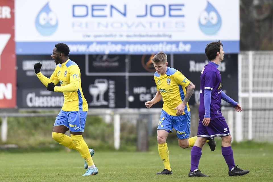Ibou juicht nadat hij met een mooie kopbal de 1-1 op het scorebord heeft gezet. 