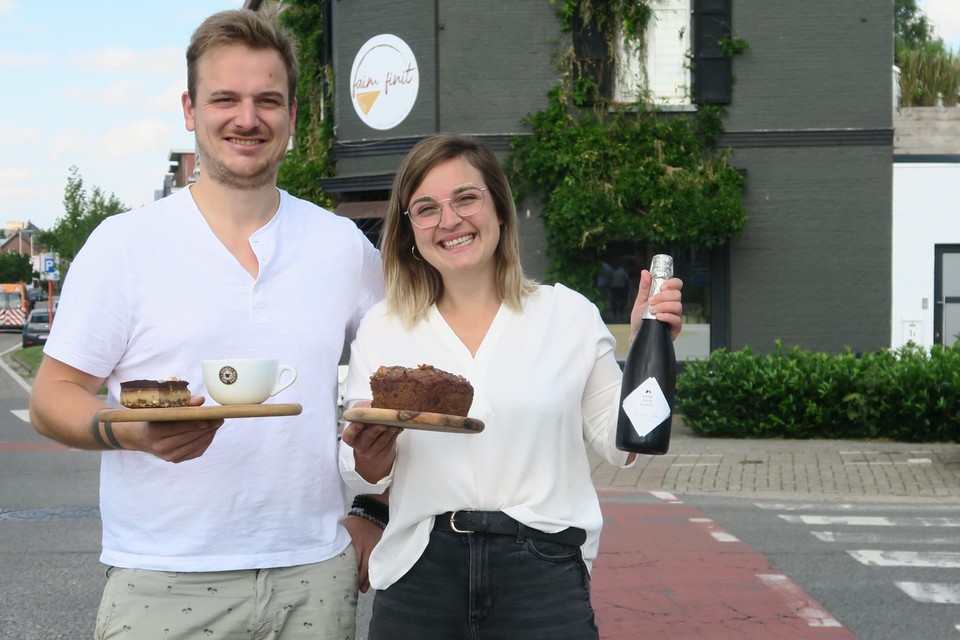 Anthony en Jasmin met lekkers uit hun koffiebar en takeaway-zaakje Faim Finit op de hoek van de Th. Van Cauwenberghslei en Zaatstraat onweerstaanbare snickerstaart en bananenbrood.