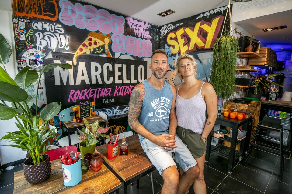 Het gaat Seb en Charlie voor de wind met hun pizzarestaurant Marcello.