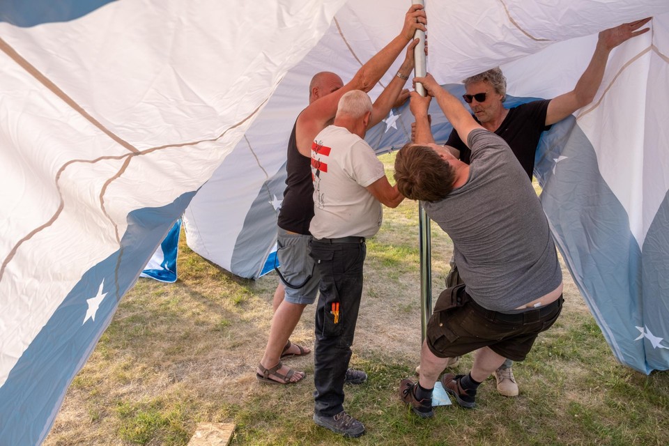 Met vereende krachten worden de tenten opgetrokken. 