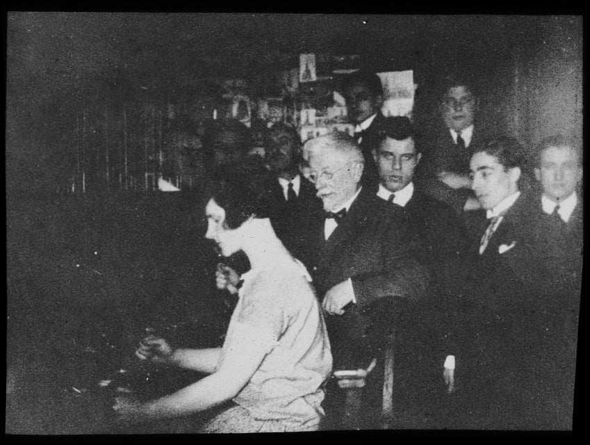 Het is 1926. Jef Denyn geeft op de historische beiaard in de Sint-Romboutstoren les aan Adèle Colson.