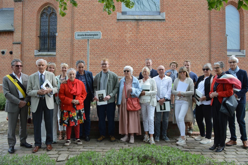 Burgemeester Johan De Ryck (links) met naast hem Amelia’s kleinzoon Luc Bastiaens. Tweede van rechts staat kleindochter Nina, de zus van Luc. De andere aanwezigen op de foto zijn ook allemaal familie van de oud-burgemeesteres.