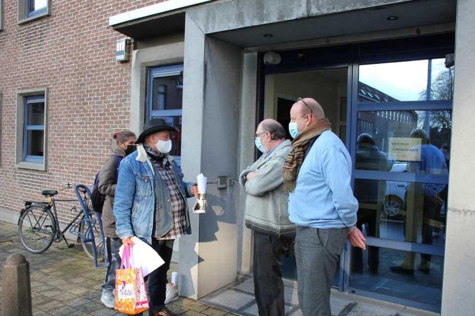 De renovaties van woningen gebeuren op een onmenselijke manier, zegt Christiaan Verschueren (met hoed), die hier een schoentje aan de delegatie van WoonAnker Waas overhandigt.