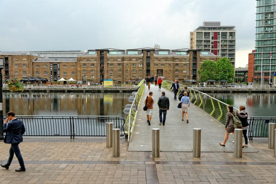 De West India Docks in Londen, met balustrades zoals er ook aan de dokken in het Eilandje kunnen komen.  