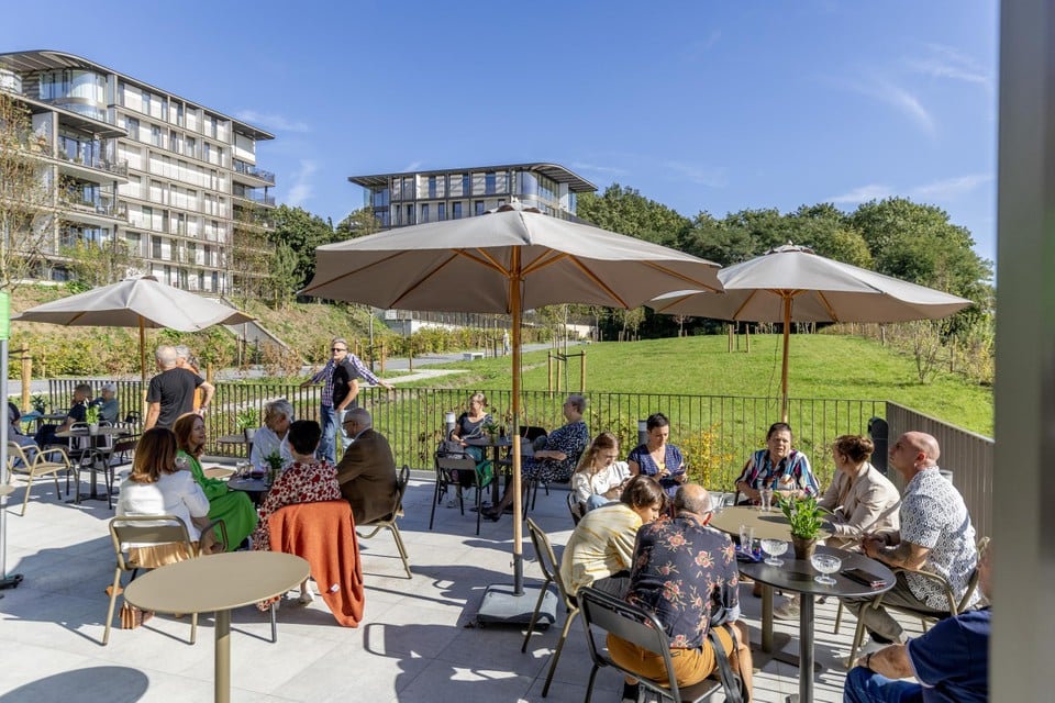 Het terras liep aardig vol tijdens de opening.