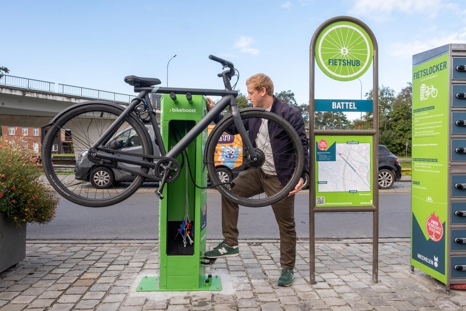 Aan een fietshub, zoals deze in Battel, kan je onder andere kleine herstellingen uitvoeren.