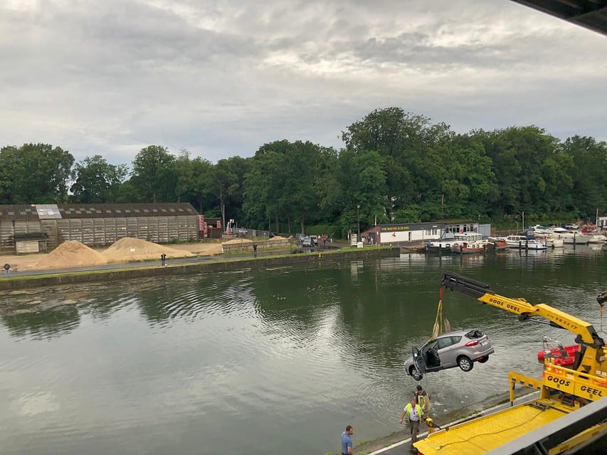 Om ongevallen zoals vorige week zaterdag te vermijden, waarbij een tachtiger in het kanaal reed, plaatste de stad er betonnen blokken.