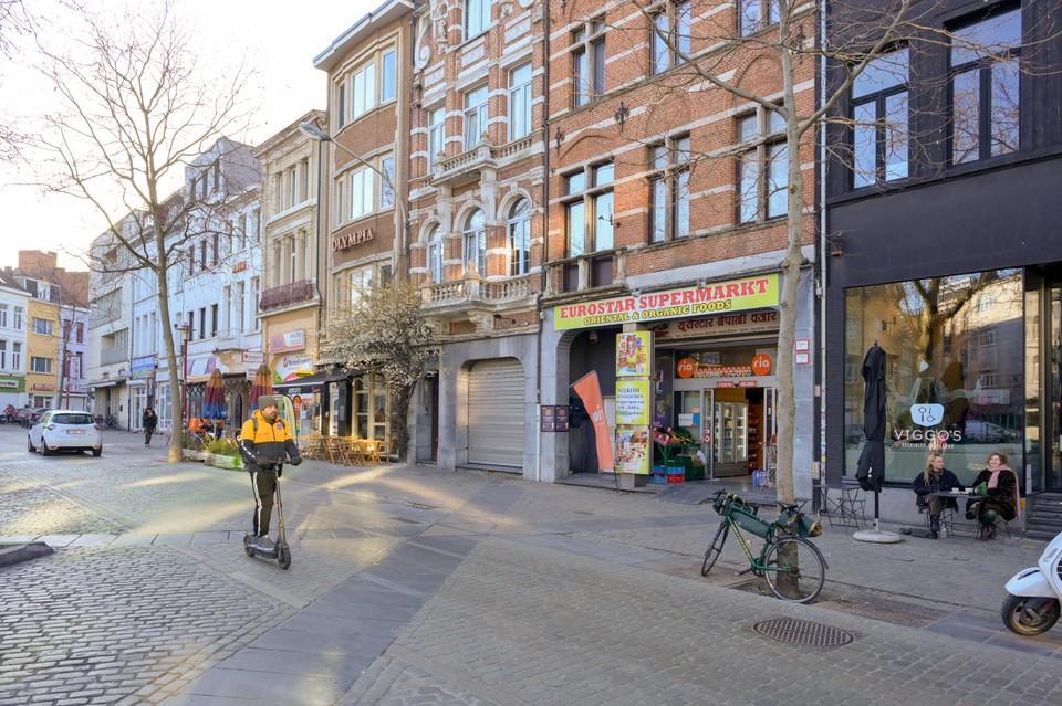 Op het De Coninckplein wordt opnieuw een deel autovrij gemaakt. Naast de rijweg langsheen biliotheek Permeke wordt ook de overzijde verboden voor auto’s.