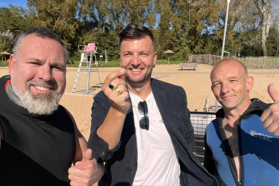 Thijs Van Vijnckt (midden) kreeg zijn ring na 17 jaar terug dankzij duikers Geert (links) en Danny (rechts)