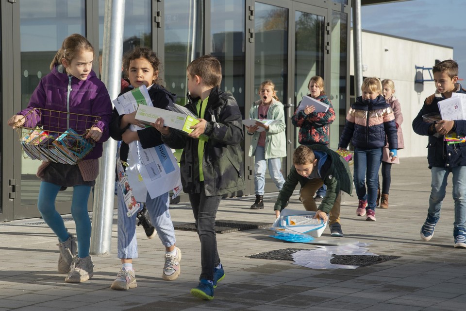 Voor de verhuizing zou de directie normaal een beroep doen op bereidwillige mama’s en papa’s, maar door corona kon dat niet en moesten de kleuters en leerlingen van de lagere school vrijdag zelf de mouwen opstropen.
