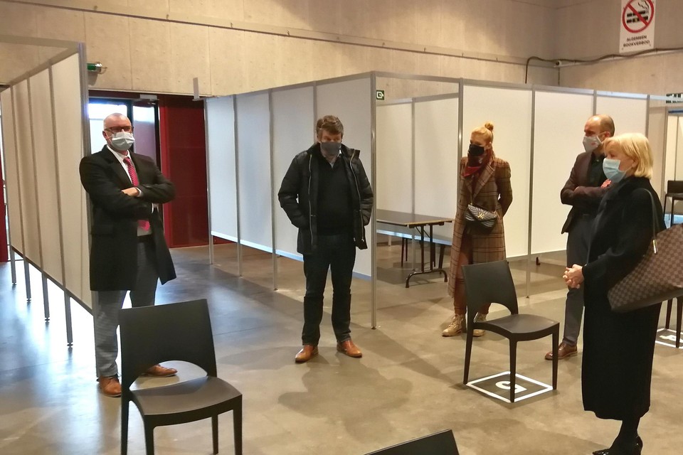 Vlaams minister Bart Somers (tweede van links) stelt samen met Flor Boven, Nele Geudens, François Mylle en Vera Celis vast dat het vaccinatiecentrum in De Waai in Geel al helemaal in orde is.
