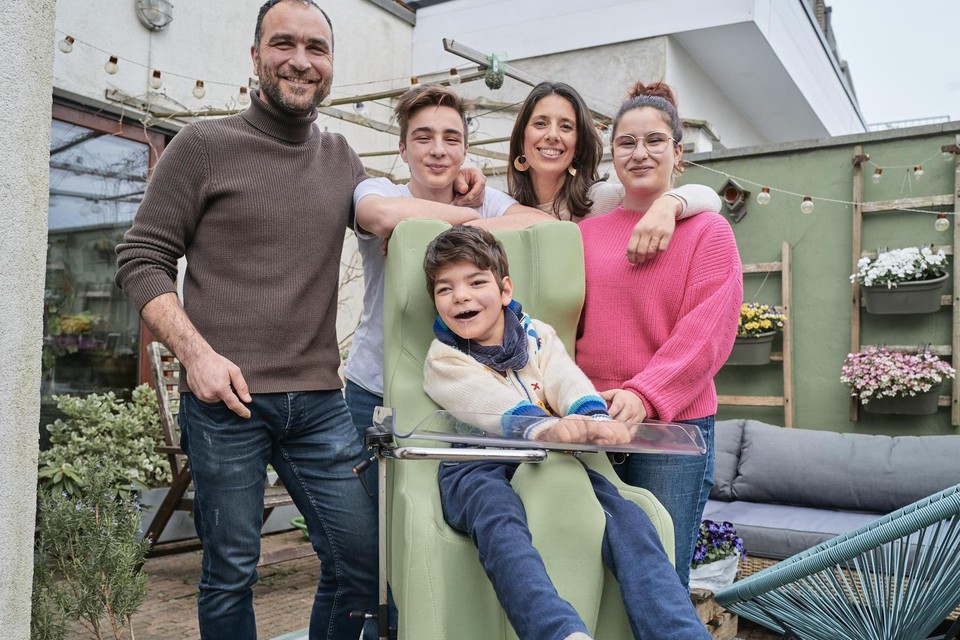Het gezin Antoniadis met Marco die geniet van het buiten zijn.