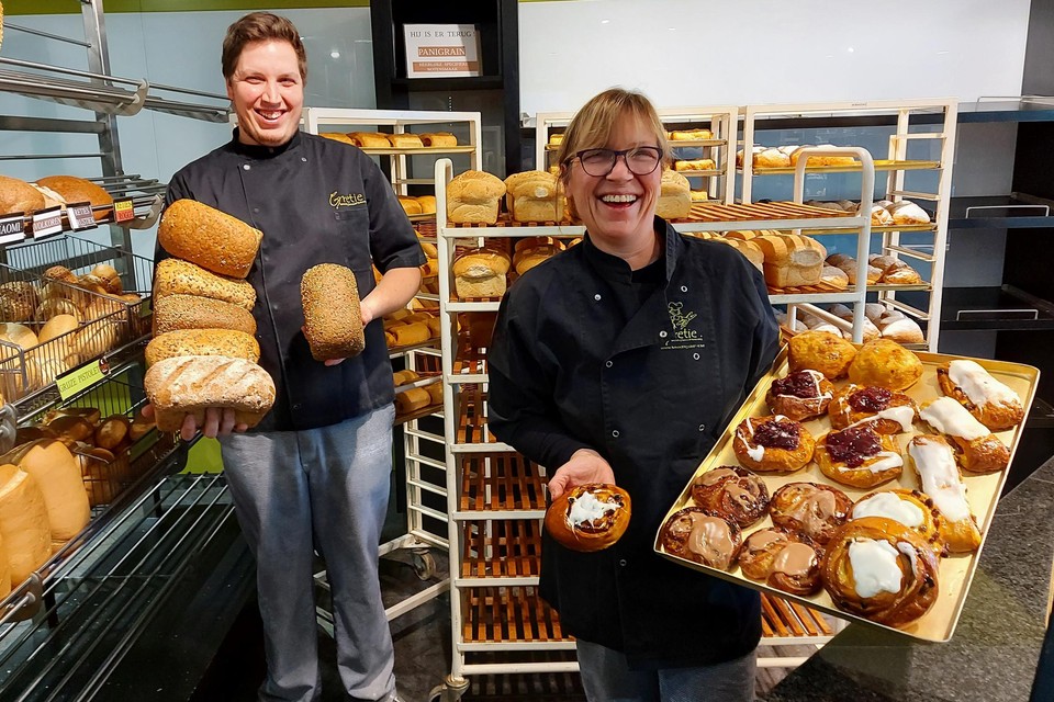 Mama Greet heeft al 23 jaar een bloeiende bakkerij in Retie. Zoon Jens bakt zijn brood in buurdorp Dessel.
