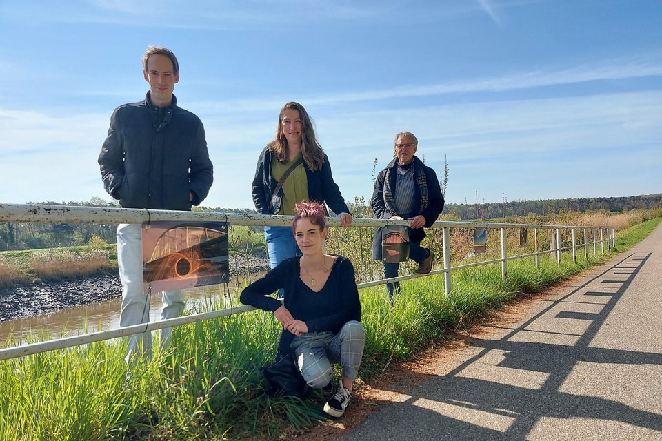 Kevin De Ceuster, Isabel Alba Gonzalez, Tine Loeckx en Kris Robberechts bij enkele foto‘s langs het jaagpad.