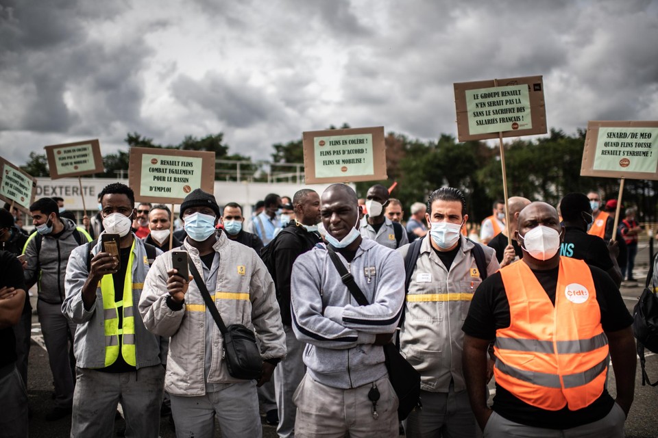 Werknemers van de Renault-fabriek in Flins protesteren tegen de sluiting van hun fabriek in 2024. Autobouwer Renault voelt zwaar de gevolgen van de coronacrisis.  