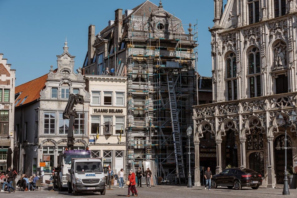 Vlaams Belang had met het pand gedurende zeventien jaar een opvallend uithangbord op de Grote Markt.