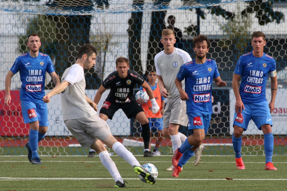 Drin Sula trapt richting het Knokse doel. Sula scoorde gisteren één van de drie Boomse doelpunten in de door Rupel Boom met 1-3 gewonnen wedstrijd.