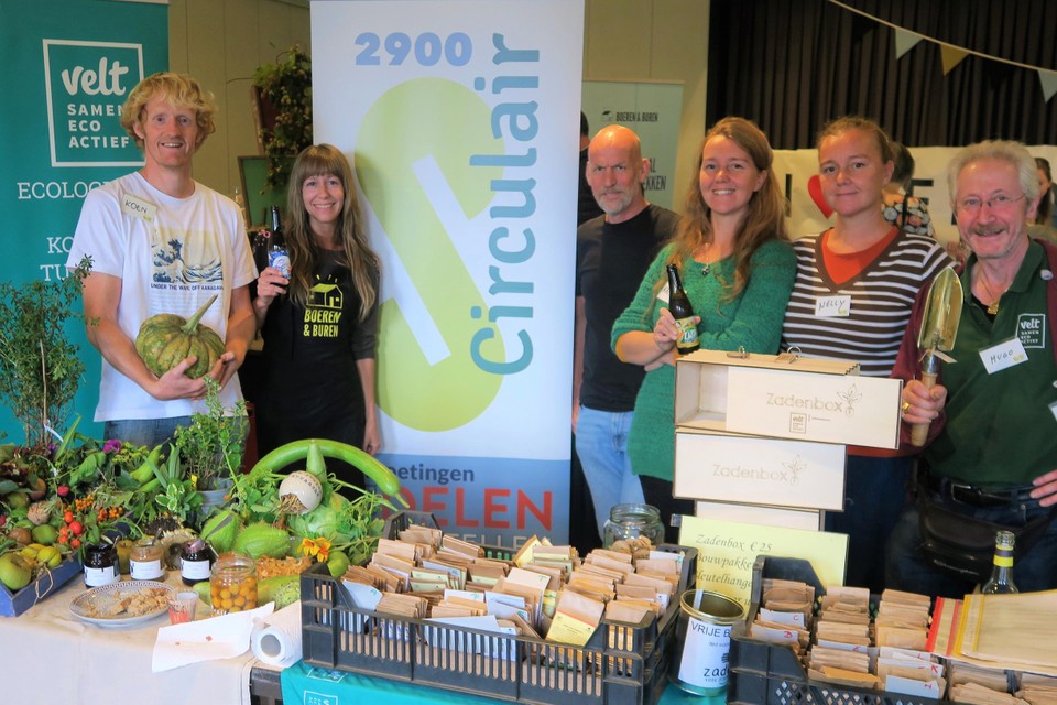 Bioboer Koen Van de Mieroop met de rijke oogst van het Hofse Veld twee jaar geleden samen met andere standhouders op de beurs Circulair 2900 in Schoten.