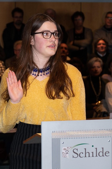 Januari 2019: Tara Godts, toen nog niet zo lang 18 geworden, legt de eed af als gemeenteraadslid.