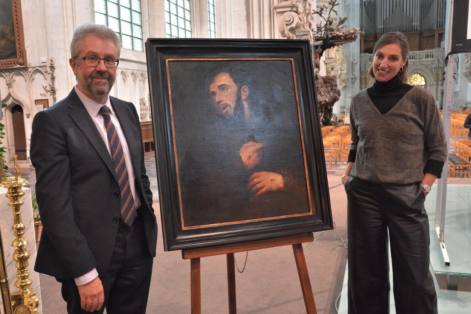 Patrick De Greef en restauratrice Katrien Van den Bosch bij het gerestaureerde schilderij. 