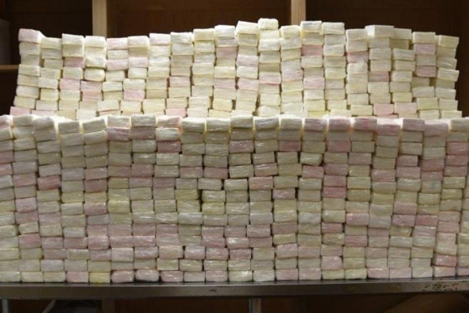 Tonnen in beslag genomen cocaïne (archiefbeeld, géén opslagplaats van de douane). De verbrandingsovens krijgen de drugs niet meer verwerkt.  