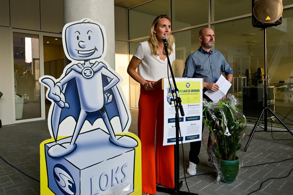 Esther Van den Hout en Rob Van den Bergh, een directietandem met passie voor onderwijs. Links staat LOKS, de Sint-Eduardus-mascotte  genoemd  naar de schoolvisie. 