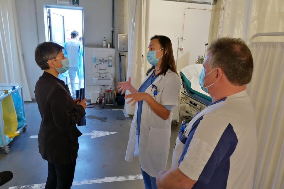Cathy Berx in gesprek met een verpleegkundige. In Antwerpen is de bereidheid tot vaccinatie minder groot dan elders in het land. Daar moet de provinciegouverneur iets aan doen.