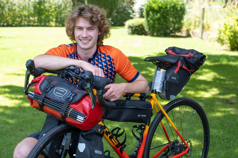 Jens Heylen fietst door Europa en wil daar ook kankeronderzoek mee steunen. 