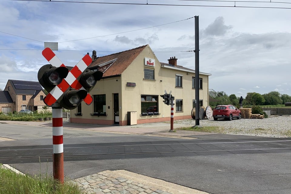 De spooroverweg langs de Tisseltbaan in Blaasveld blijft gewoon open. Na een jarenlange aanloop naar de sluiting ervan loopt het project uit op een sisser.