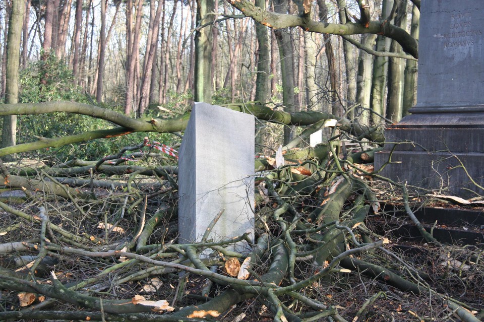 De storm in 2011 haalde de top van de obelisk naar beneden.