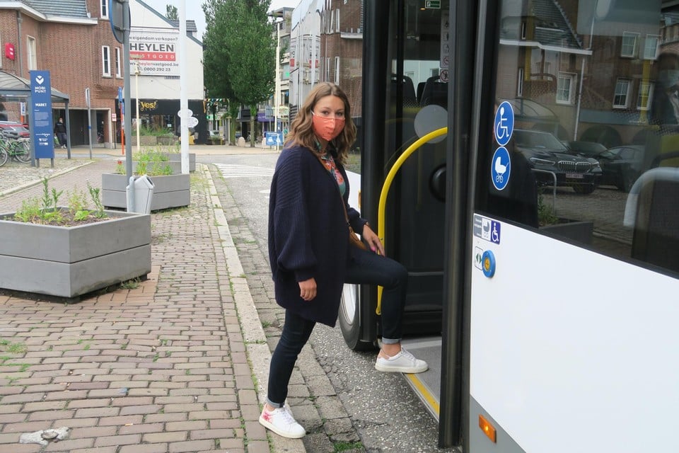 Stephanie Vanden Eede van Vooruit Schoten stapt fluks de bus op aan het Marktplein. “Iedereen, ook wie leeft met een beperking, moet vlot toegang krijgen tot het openbaar vervoer.”