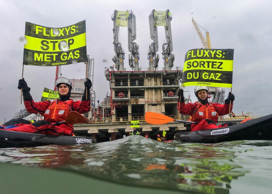 Ngo’s als Greenpeace eisen dat de federale overheid een verbod instelt op de overslag van Russisch gas.