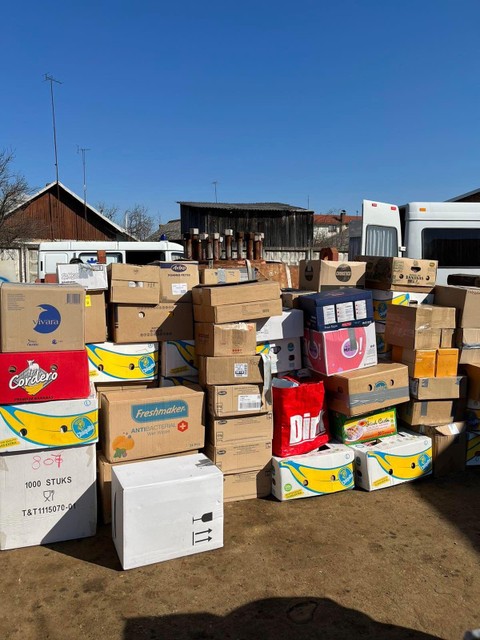 Twee vrachtwagens vol hulpgoederen zijn al aangekomen in Oekraïne. 