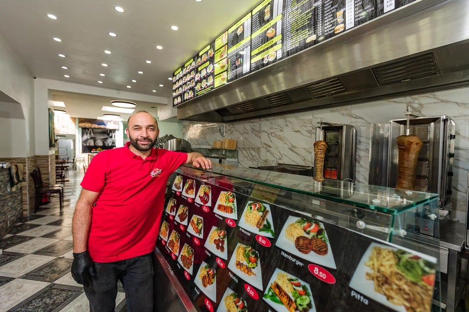 Sadigh Taher Ahmad van Sultan in zijn nieuwe kebabzaak in de Stationsstraat.