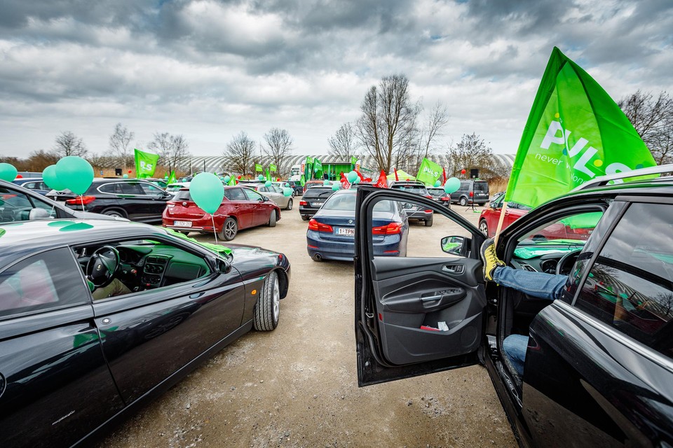 Er werden slechts honderd auto’s toegelaten op de parking van De Nekker. Iedereen volgde vanuit de eigen auto het live-event.