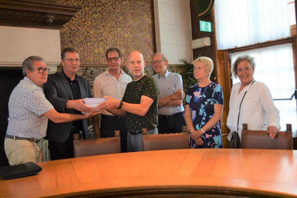 Voorbije zomer nog overhandigde Filip Baert namens het Comité Asfalt ene petitie met 665 bezwaarschriften aan de schepenen Walter Brat en Paul De Swaef. 