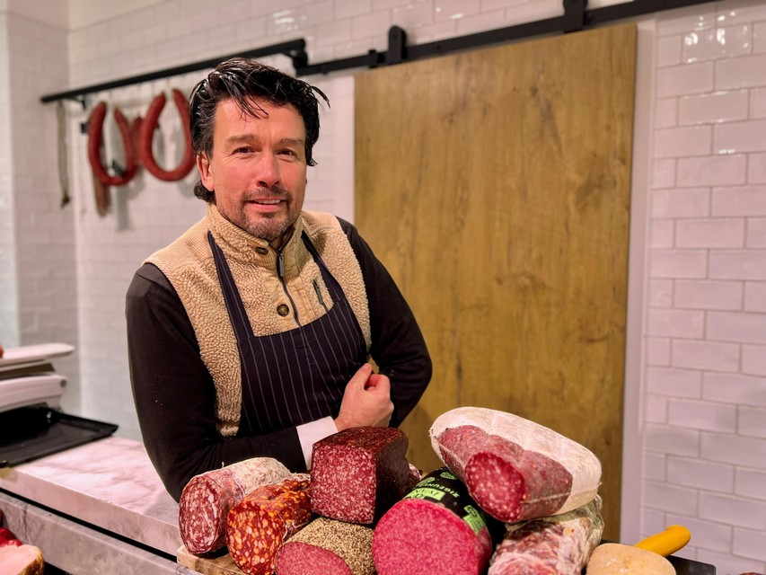 Rudi Andries in zijn slagerij. “Ik geloof sterk in de toekomst van de lokale handelaar”, zegt hij.